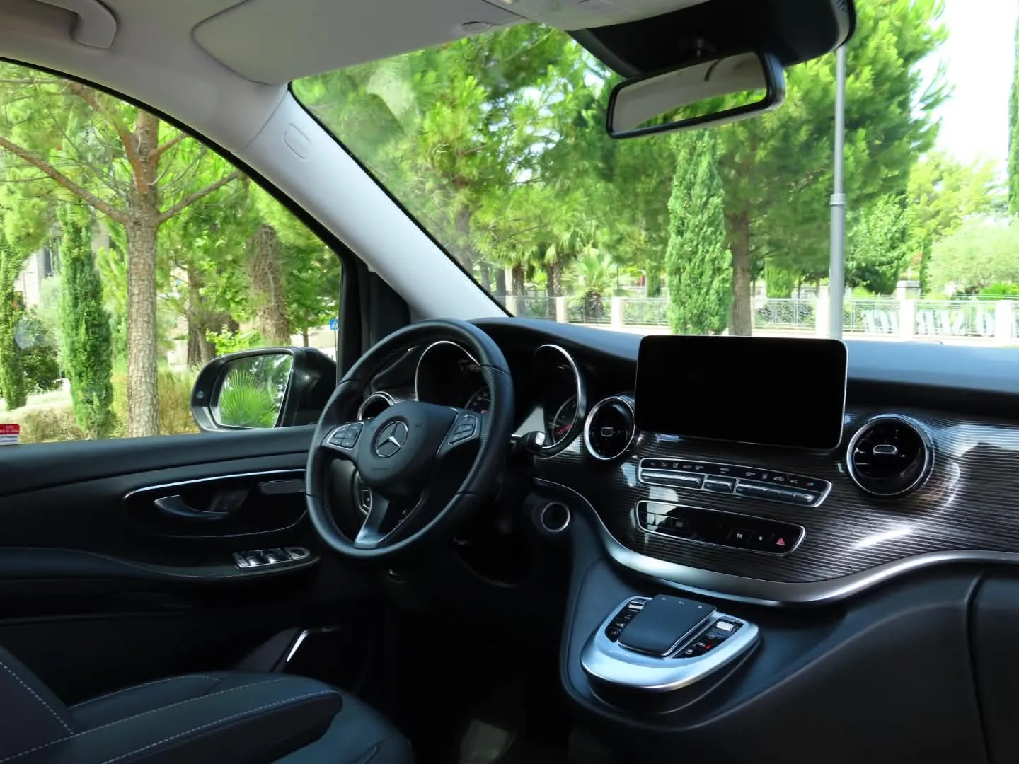 Driver’s cockpit of the Mercedes-Benz V-Class